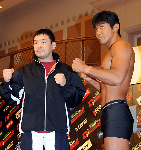 計量をパスした桜庭和志(左)と船木誠勝(撮影・岡本肇)