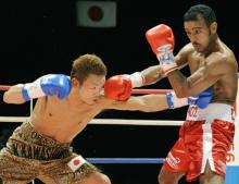 3回、ムニョス(右)を攻める川嶋勝重(共同)