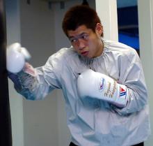 長谷川穂積が始動、鋭い目でサンドバックを打つ(撮影・奥田泰也)