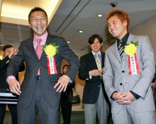 表彰式後、ロビーで談笑する内藤大助(左)と坂田健史(撮影・浅見桂子)