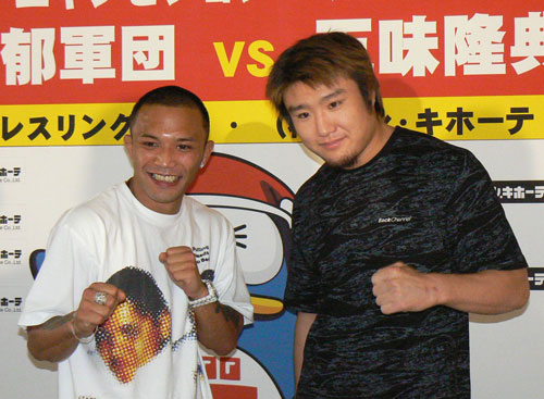 笑顔でファイティングポーズをつくる五味隆典(右)と山本“KID”徳郁