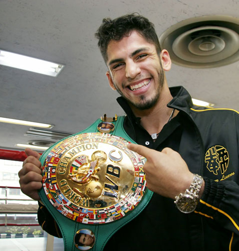 チャンピオンベルトを手に勝利会見を行ったリナレス