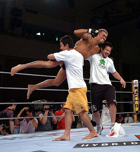 プロ初勝利を喜ぶ坂口征夫