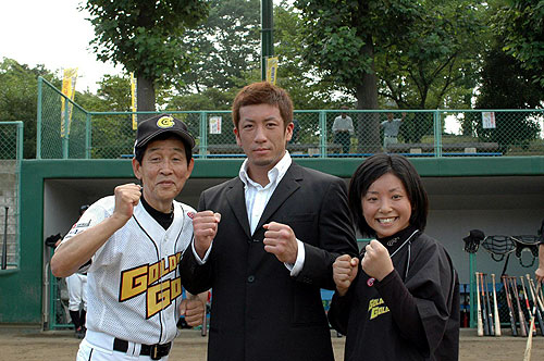 萩本監督を訪ねた、Ｋ－１挑戦中の富永健義（中央）