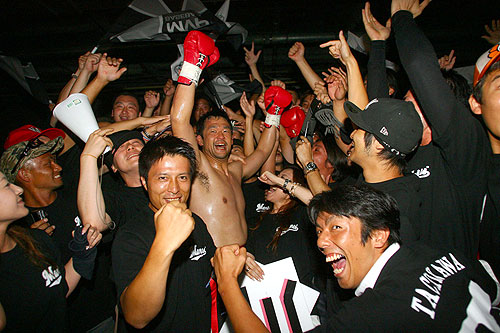試合後、ロッテファンに勝利を祝福される立川隆史