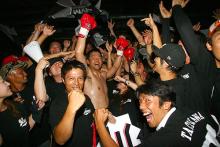 試合後、ロッテファンに勝利を祝福される立川隆史