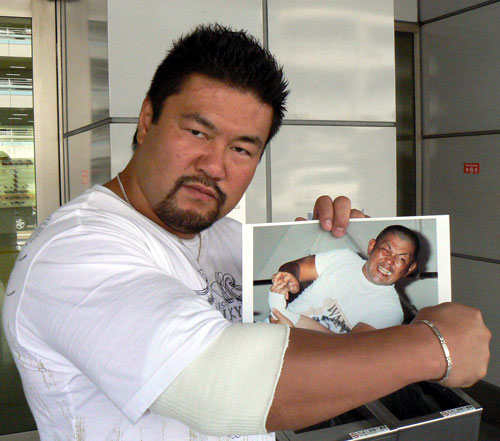 佐々木は鈴木の写真を手に右腕ラリアットでの勝利を誓った