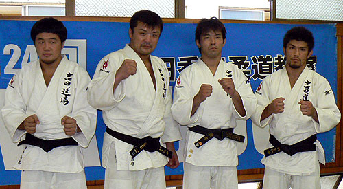 ファイティングポーズをつくる左から中村、吉田、滝本、小見川