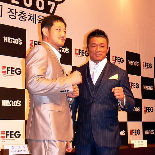 秋山（右）はユン・ドンシクとそろってガッツポーズをつくる