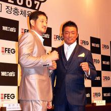 秋山（右）はユン・ドンシクとそろってガッツポーズをつくる