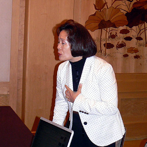 秋山の記者会見に姿を見せほっとした顔を見せる母・劉銀華さん