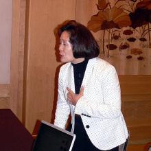 秋山の記者会見に姿を見せほっとした顔を見せる母・劉銀華さん