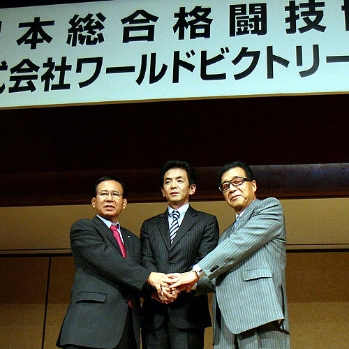 日本総合格闘技協会の左から福田会長、木下副理事長、安田副会長