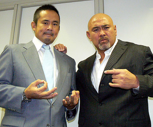 西村(左)はめい想、武藤はプロレスLOVEのポーズで団体の飛躍を誓った