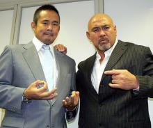 西村（左）はめい想、武藤はプロレスＬＯＶＥのポーズで団体の飛躍を誓った