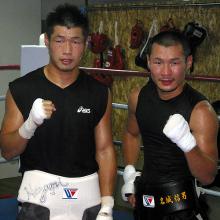スパーをした長谷川(左)と前世界王者の名城