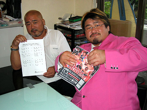 11月3日の無我ワールド春日部大会のカードを発表した吉江(右)とヒロ斉藤
