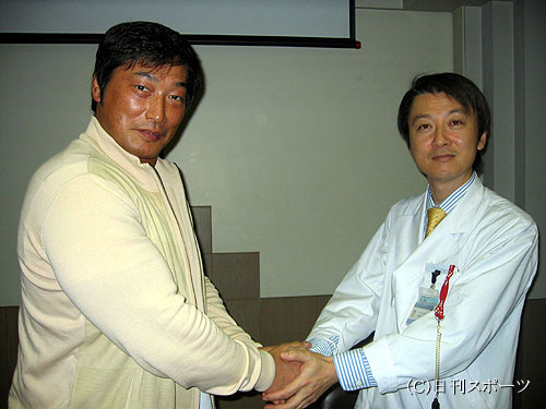 小橋建太(左)は中井川昇准教授とがっちり握手した