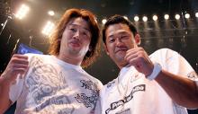 試合後、武蔵(左)から祝福される立川隆史