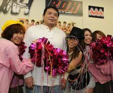 07年度プロレス大賞MVPを受賞した三沢(中央)