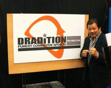 新団体名「ドラディション」を発表した藤波辰爾は新ロゴの前で気合いのポーズ