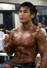 スパーリングを終えた魔裟斗の鋼のような肉体からおびただしい汗が流れた