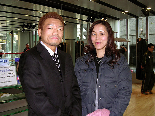 引退試合となったムニョス戦から一夜明けた川嶋と環（たまき）夫人