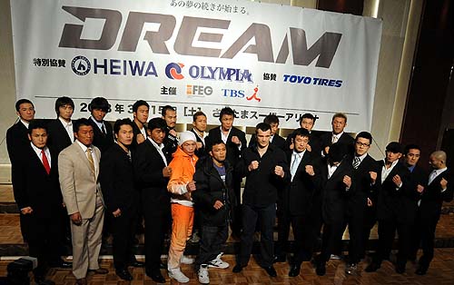 勢ぞろいしたミルコ(前列左から7人目)らDREAM戦士たち