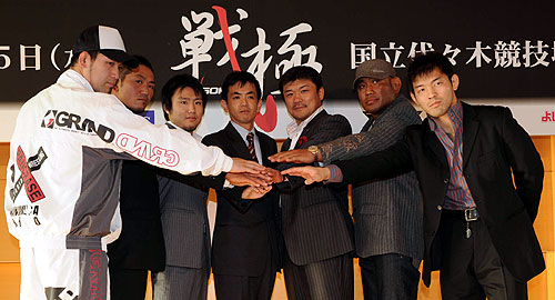 左から、川村、三崎、五味、木下社長、吉田、藤田、滝本