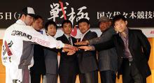 左から、川村、三崎、五味、木下社長、吉田、藤田、滝本