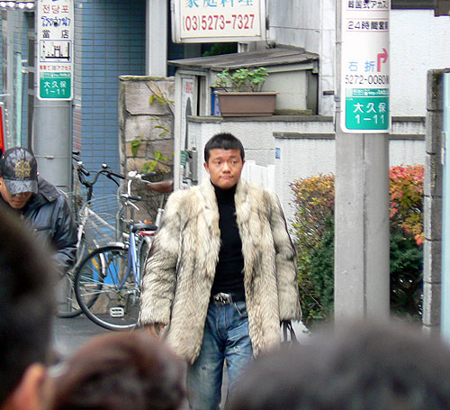 協栄ジム近くで車から降り、ジム玄関へ向かって歩く大毅(撮影・井上真)