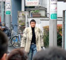 協栄ジム近くで車から降り、ジム玄関へ向かって歩く大毅(撮影・井上真)
