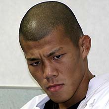 厳しい表情で計量を待つ亀田興毅