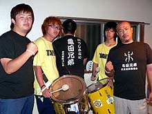 太鼓持参でそろいのTシャツを着込み、応援に駆けつける柏サポーター