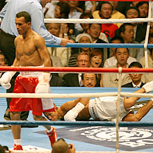1回、ランダエダの右フックでダウンした亀田