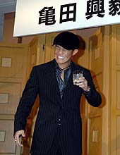 父亀田史郎さんから２０年ものの焼酎を注がれ飲んだ興毅は、顔をしかめる