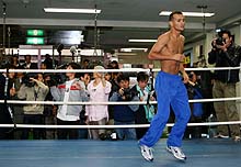 報道陣の前でシャドーボクシングを行うランダエタ。公開スパーは拒否した