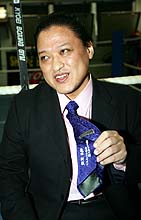 亀田興毅からプレゼントされた名前入りのネクタイを見せる金平会長