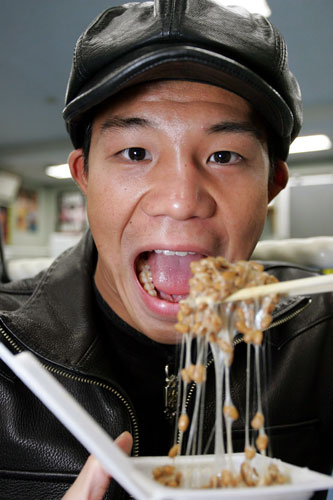 納豆大好きをアピールする亀田興毅