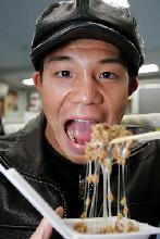 納豆大好きをアピールする亀田興毅