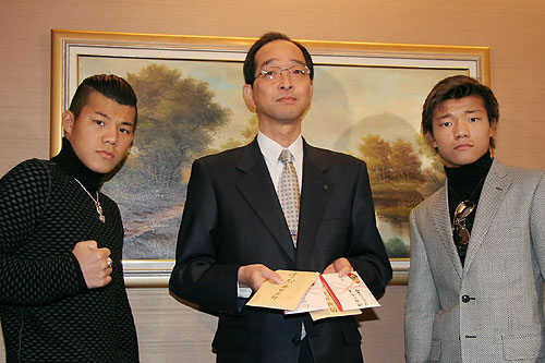 夕張市中島助役（中央）に義援金を渡した亀田興毅（左）と大毅