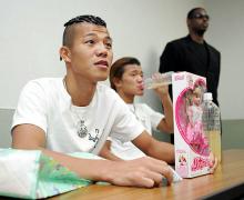 アメとリカちゃん人形を手に「アメリカ」としゃれる亀田興毅(左)