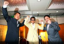 会見の最後に自信満々のポーズをする左から父史郎トレーナー、大毅、金平会長