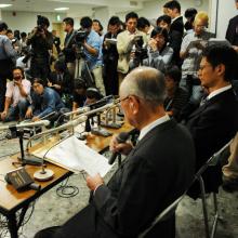 処分内容を発表する斉藤専務理事（左）と安河内事務局長