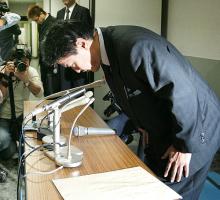 会見の冒頭で謝罪する協栄ジムの金平会長
