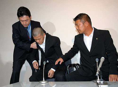 会見に臨んだ大毅は一言も口を開かず父史郎氏(右)と関係者の手を借り退席