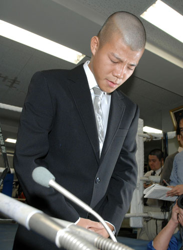 反則指示を認めた亀田興毅は神妙な面持ちで謝罪する