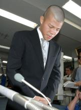 反則指示を認めた亀田興毅は神妙な面持ちで謝罪する