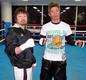 佐藤洋太(右)が、同じ岩手県出身の八重樫東とスパーリングを行った