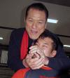 岡本(手前)に実践指導するアントニオ猪木会長(撮影・山下健二郎)